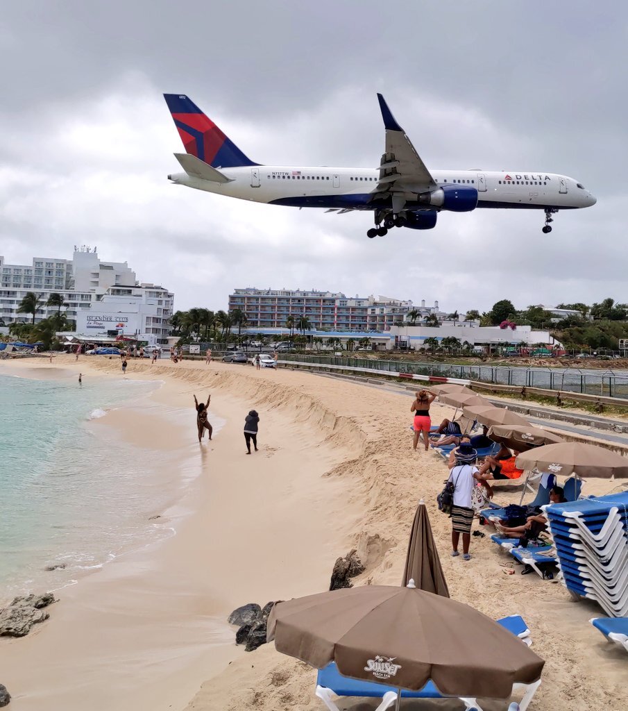 A Delta 757 landing at SXM, passing over Maho Beach, as seen from the Sunset Bar and Grille